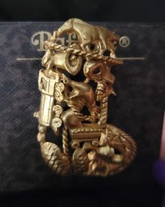 Raffine Christmas pin